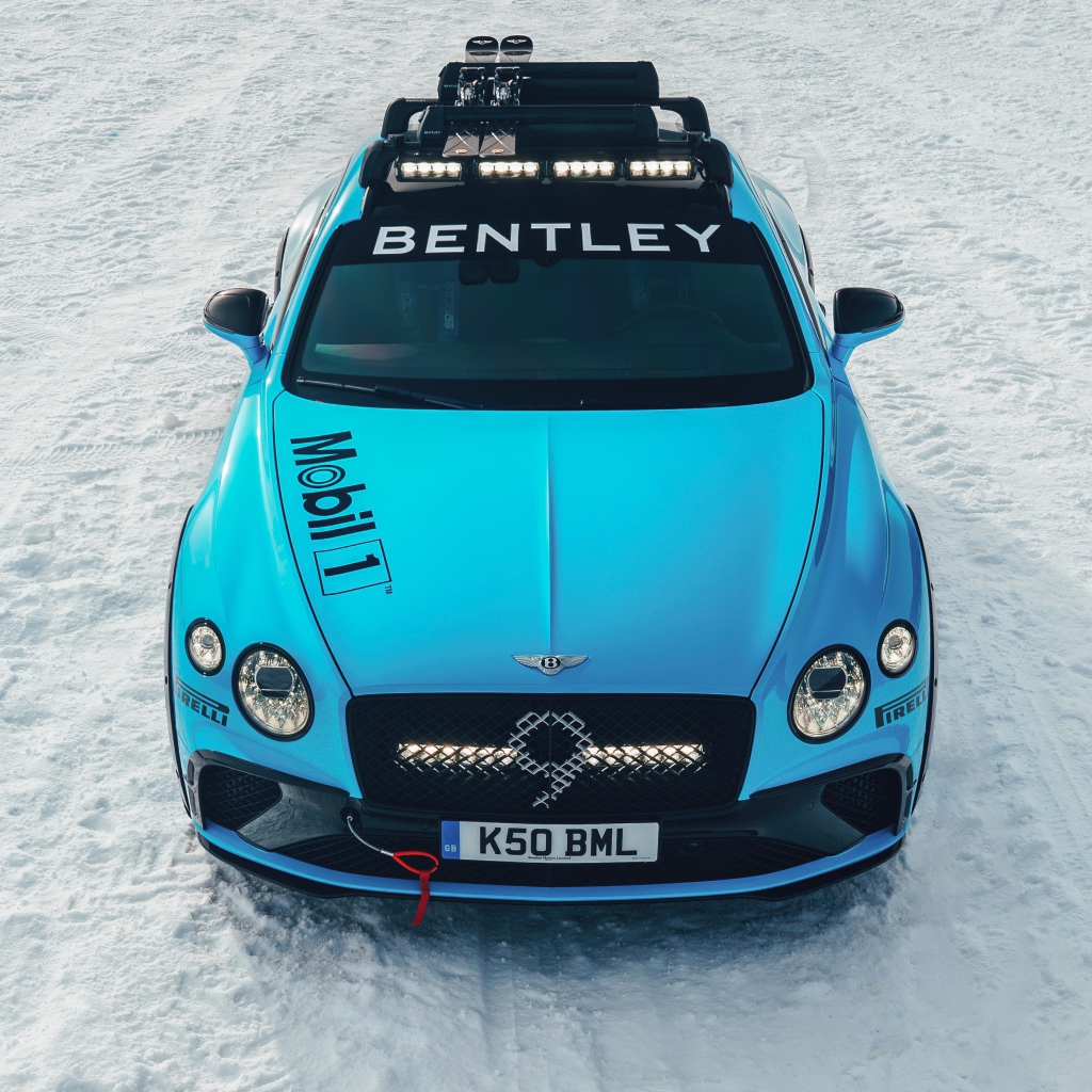 Голубой автомобиль Bentley Continental GT Ice Race 2020 года стоит на заснеженной дороге 
