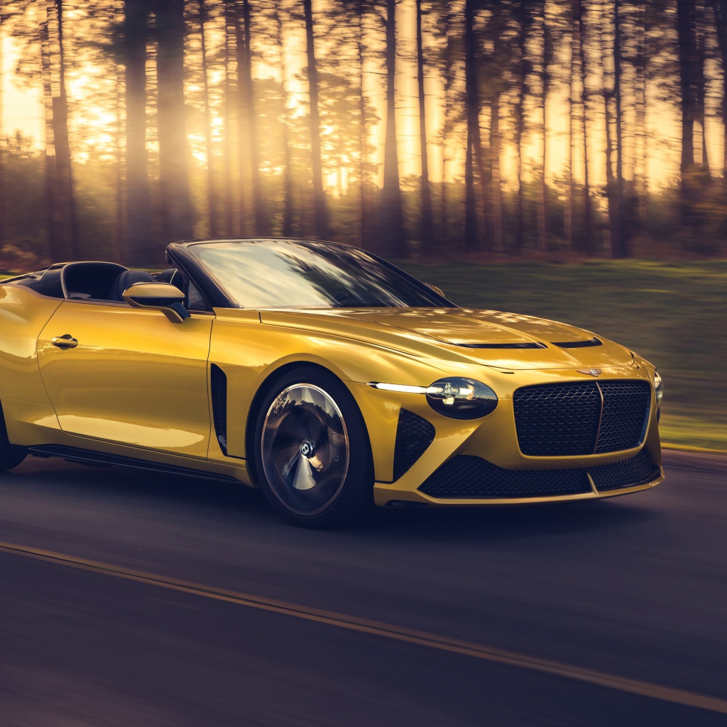 Желтый автомобиль Bentley Mulliner Bacalar 2020 года на трассе 