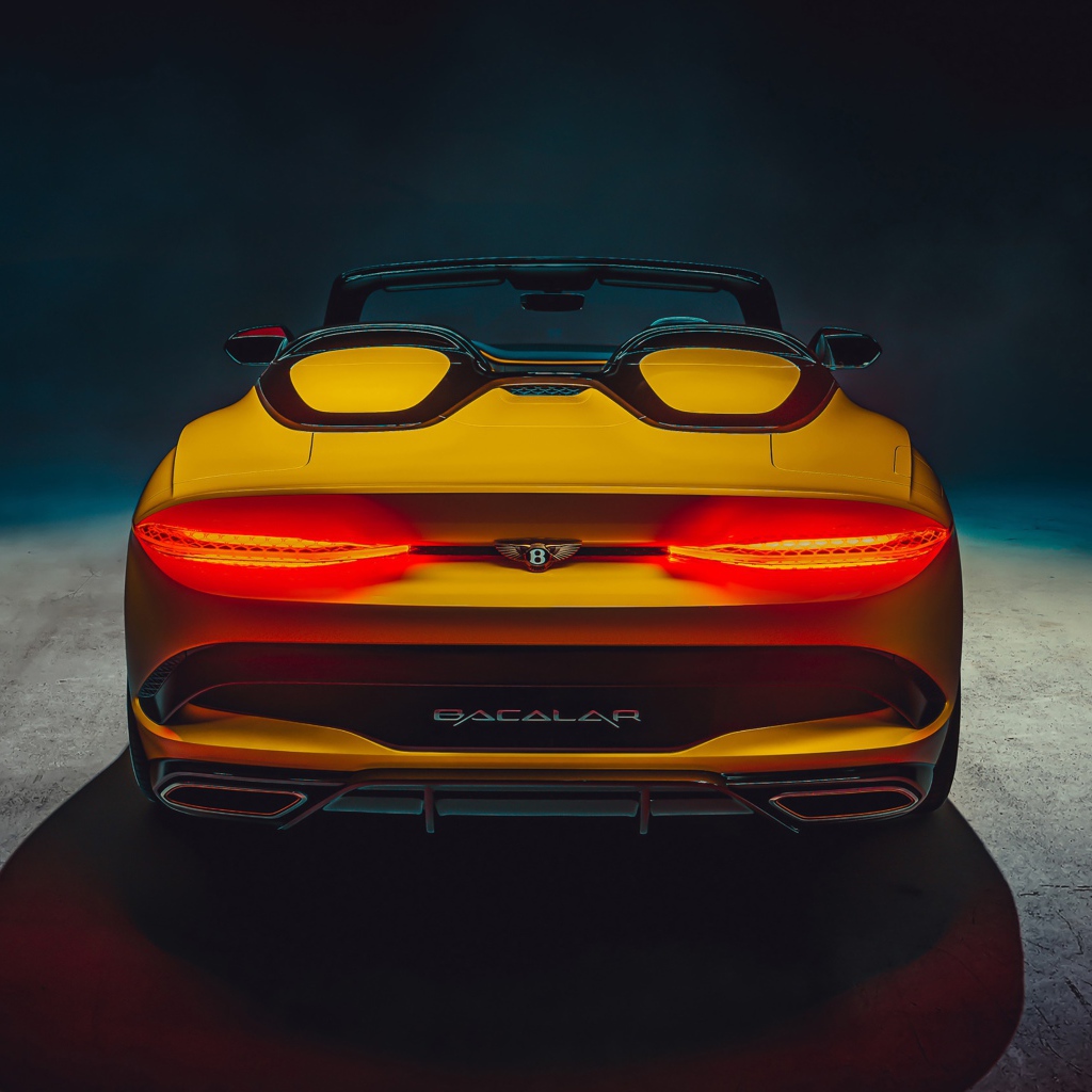 Желтый автомобиль Bentley Mulliner Bacalar 2020 года вид сзади