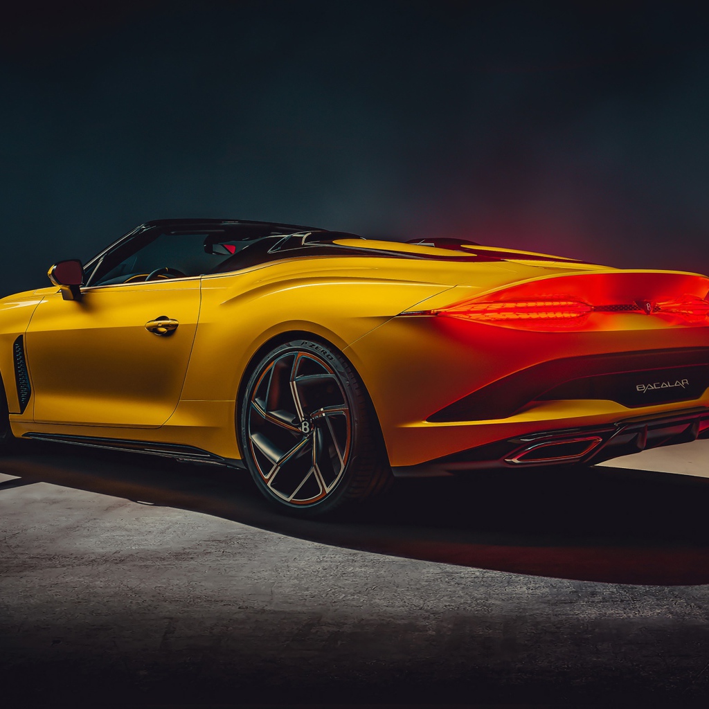 Желтый кабриолет Bentley Mulliner Bacalar 2020 года вид сзади