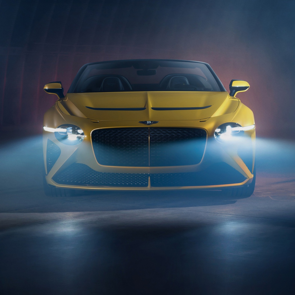 Желтый автомобиль Bentley Mulliner Bacalar 2020 года с включенными фарами