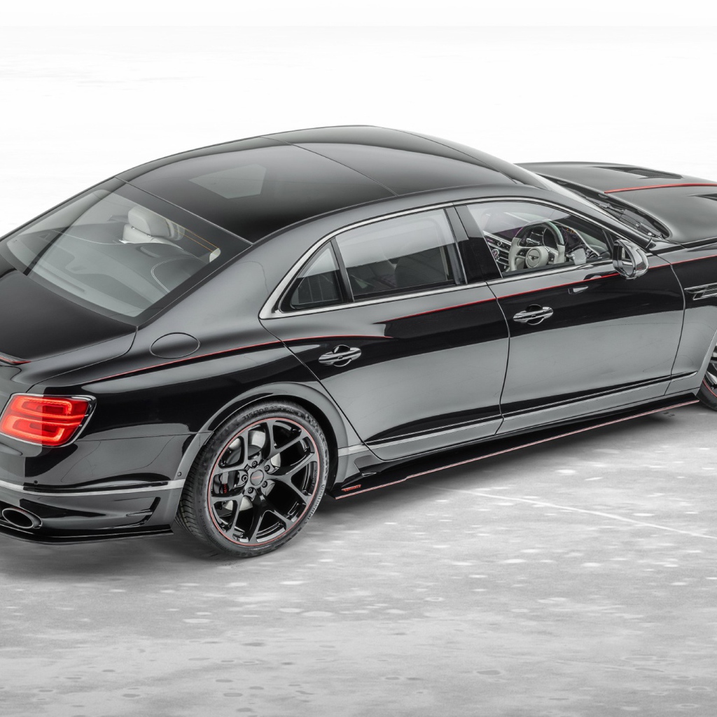 Черный автомобиль Mansory Bentley Flying Spur 2020 года на сером фоне