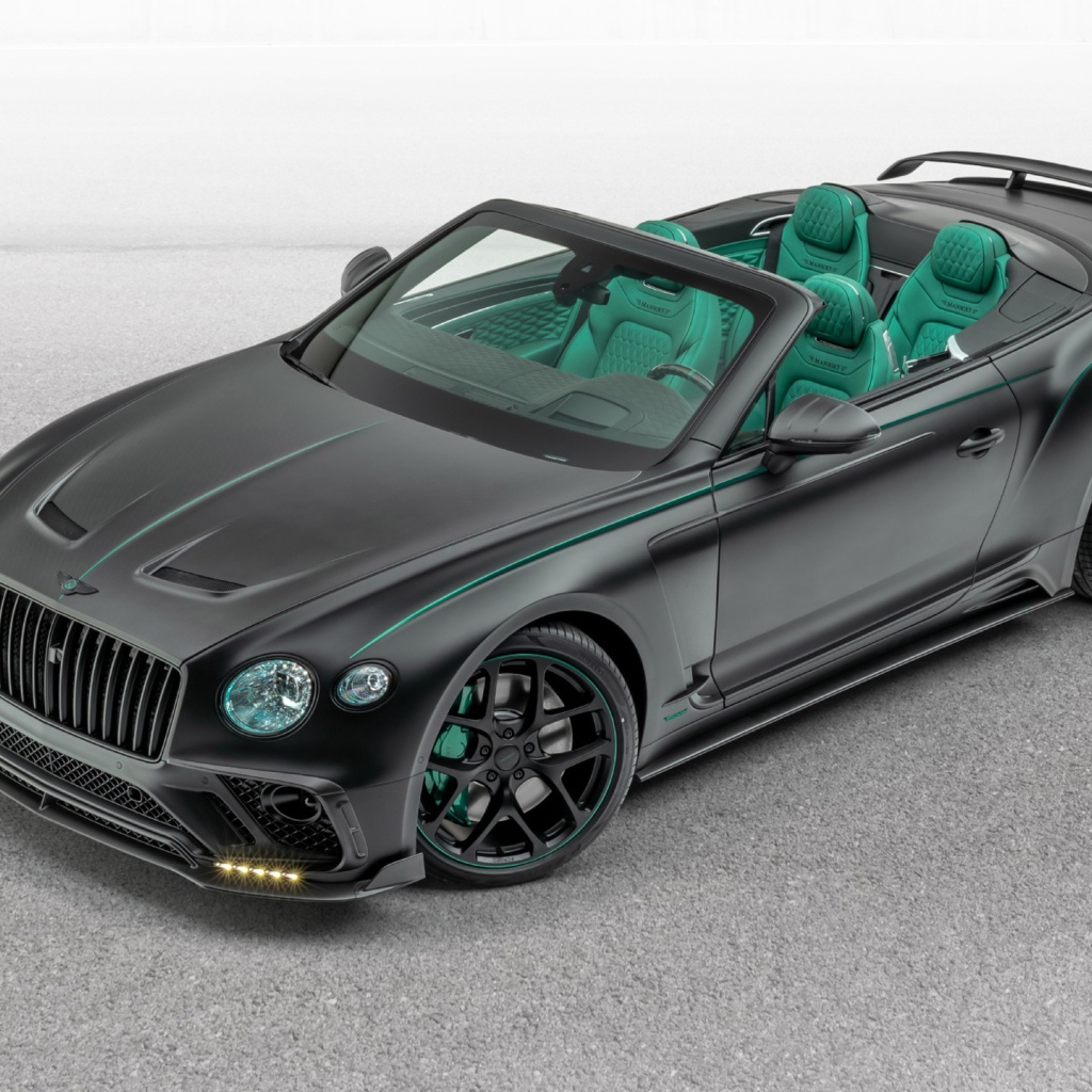 Черный автомобиль Mansory Bentley Continental GT V8 Convertible 2020 года на сером фоне