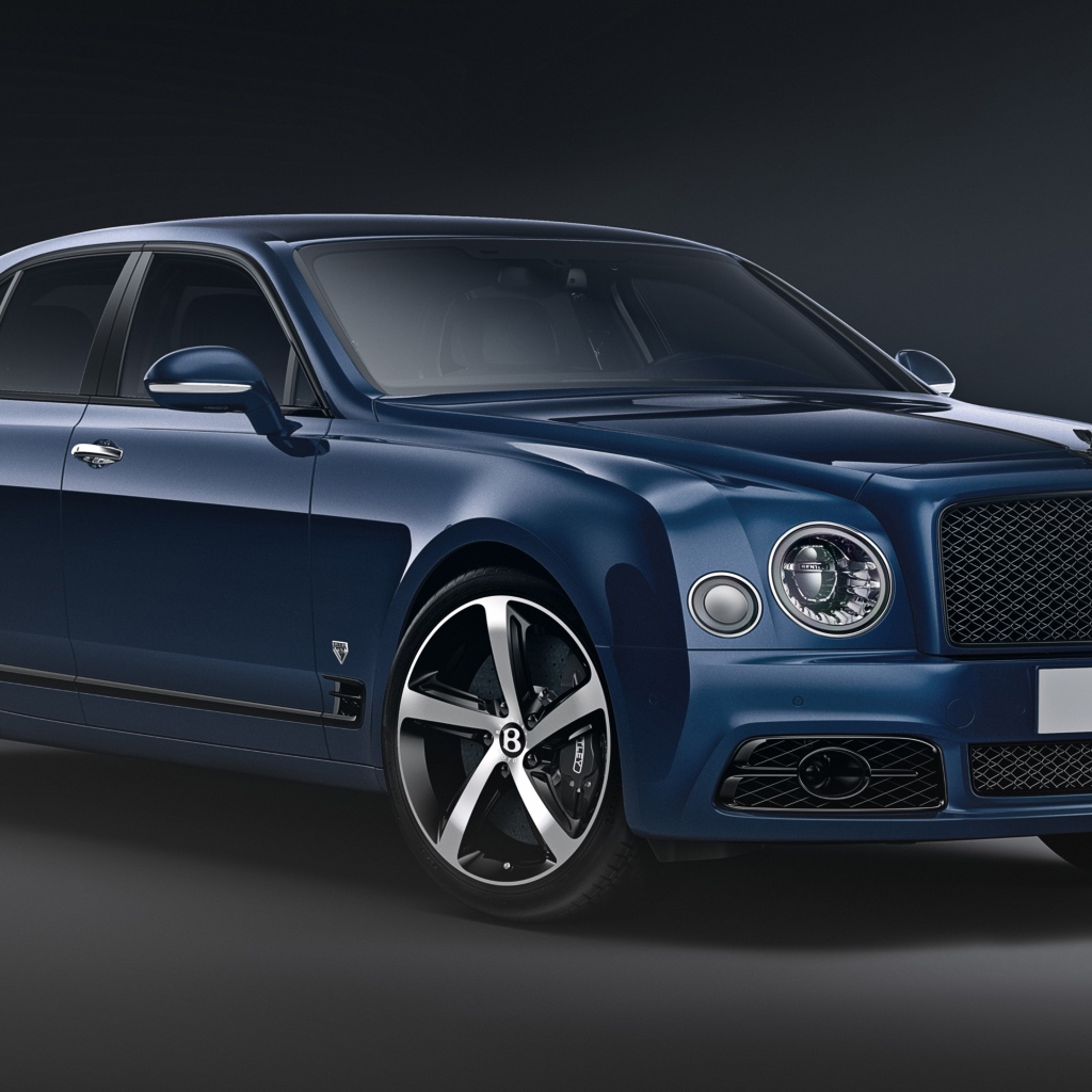 Синий дорогой автомобиль Bentley Mulsanne,  2020 года на сером фоне