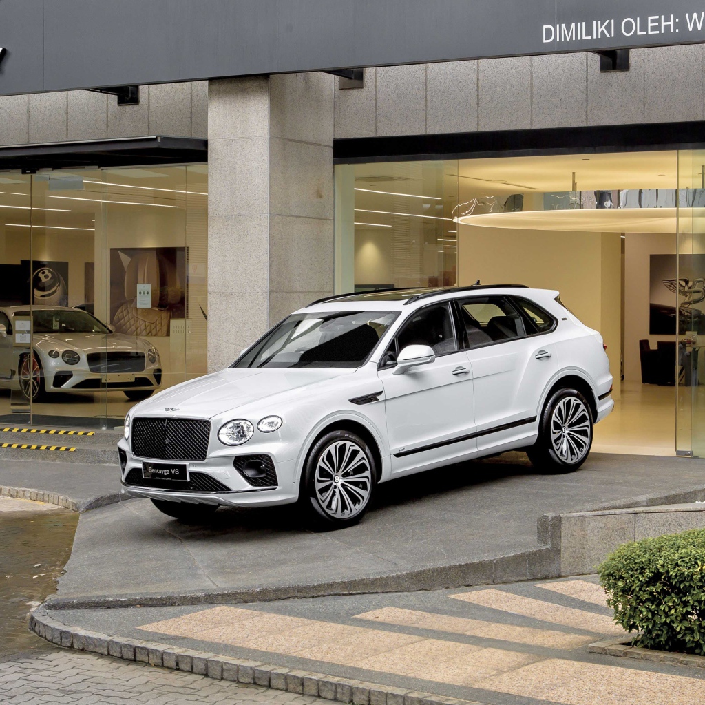 Белый автомобиль Bentley Bentayga V8 First Edition 2020 года выезжает из автосалона 