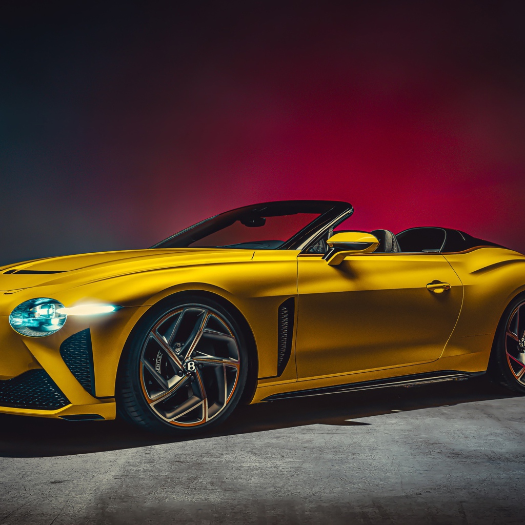 Желтый автомобиль кабриолет Bentley Mulliner Bacalar 2020 года 