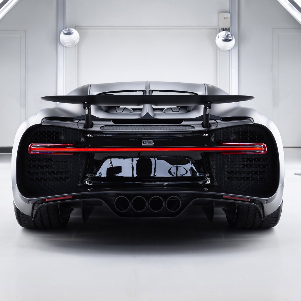 Автомобиль Bugatti Chiron Noire 2020 года вид сзади