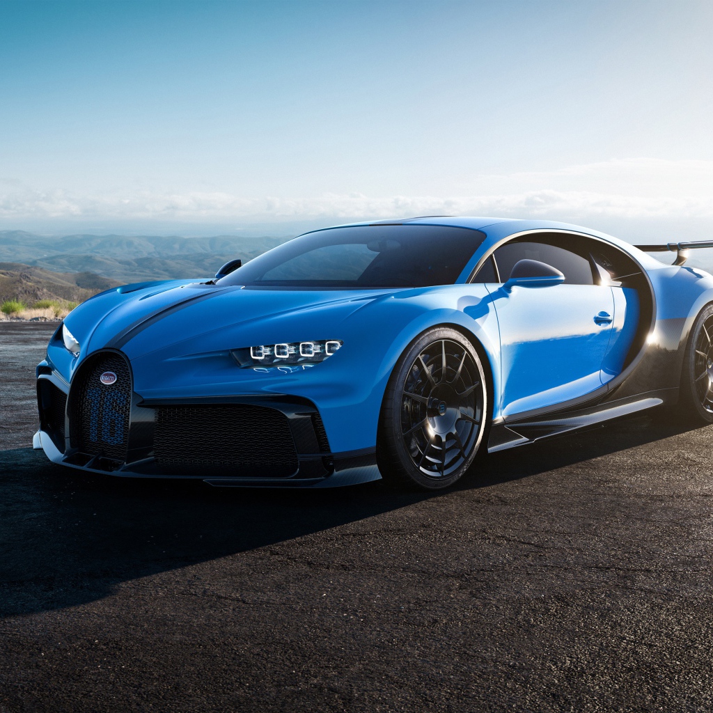 Синий автомобиль Bugatti Chiron Pur Sport 2020 года 