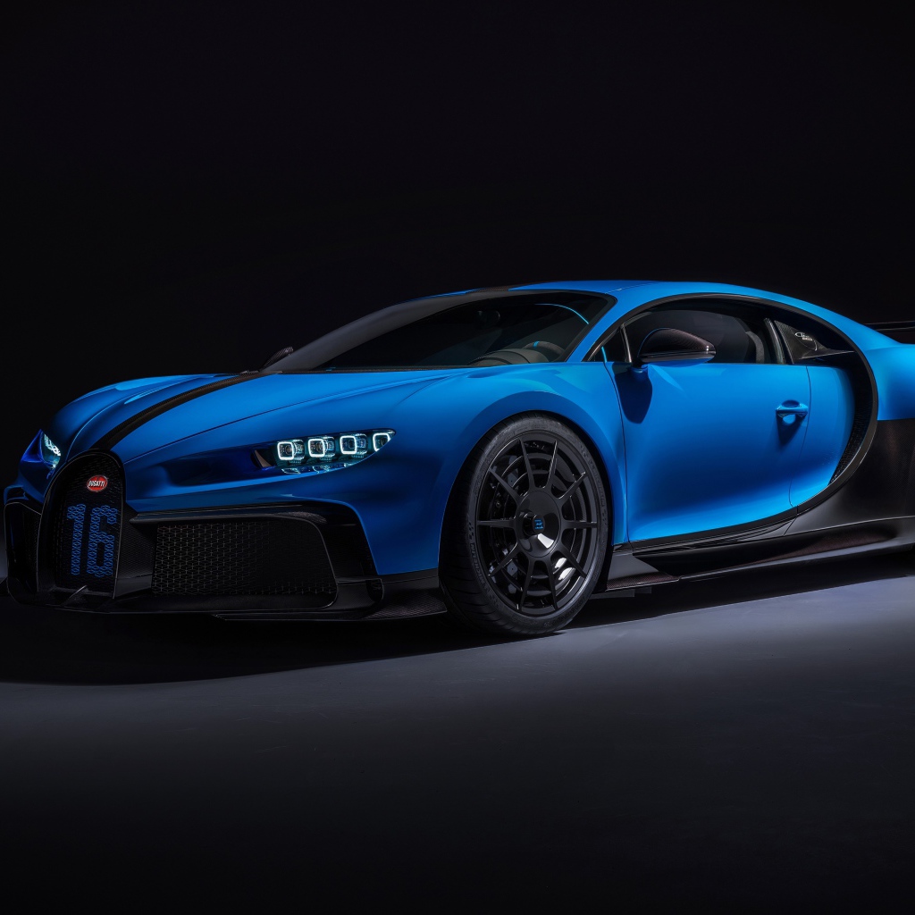 Синий автомобиль Bugatti Chiron Pur Sport 2020 года вид сзади