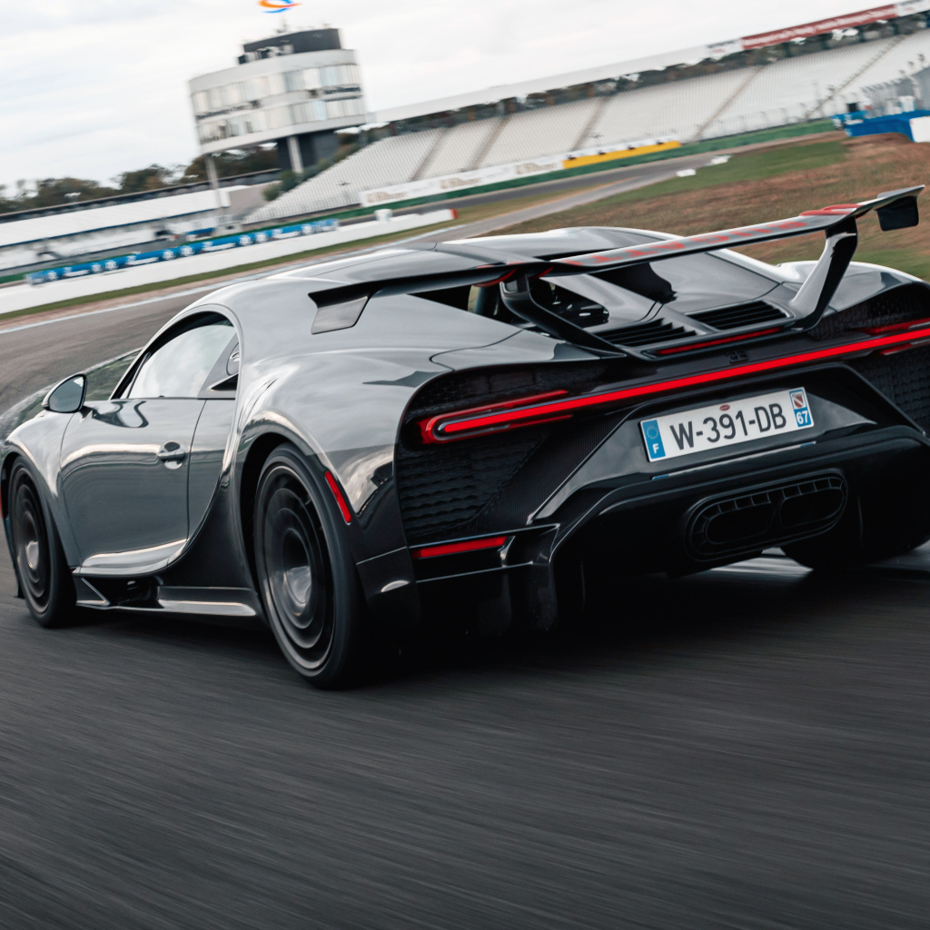 Черный быстрый автомобиль Bugatti Chiron Pur Sport 2020 года на стадионе