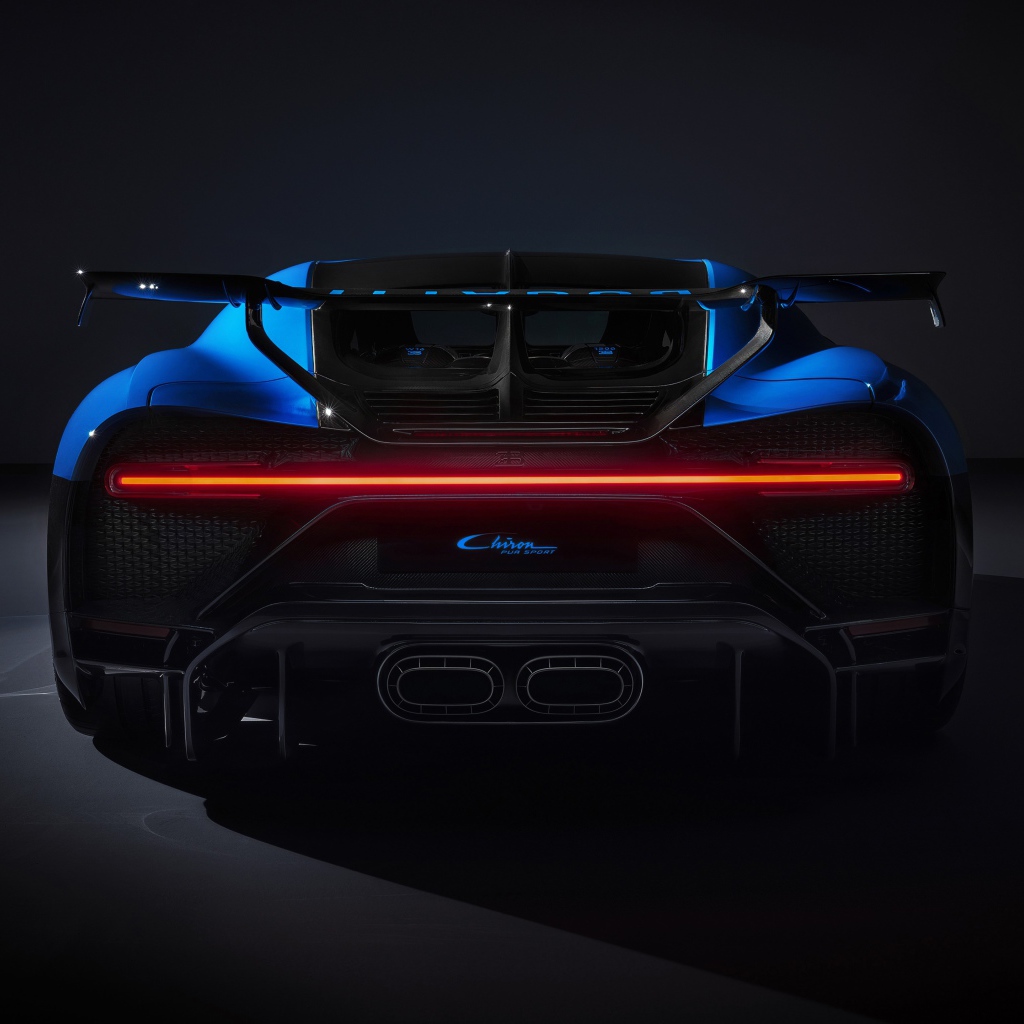 Синий автомобиль Bugatti Chiron Pur Sport 2020 года вид сзади