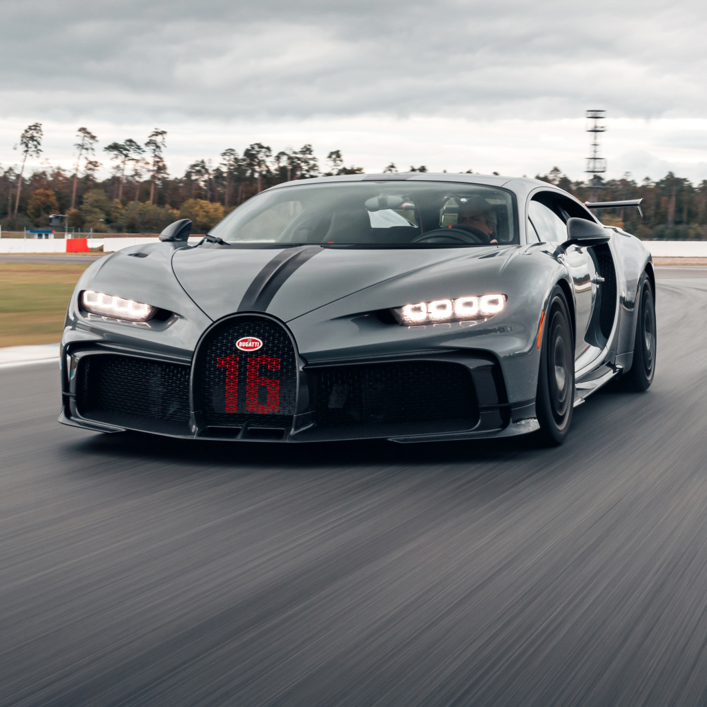 Спортивный Bugatti Chiron Pur Sport 2020 года на трассе