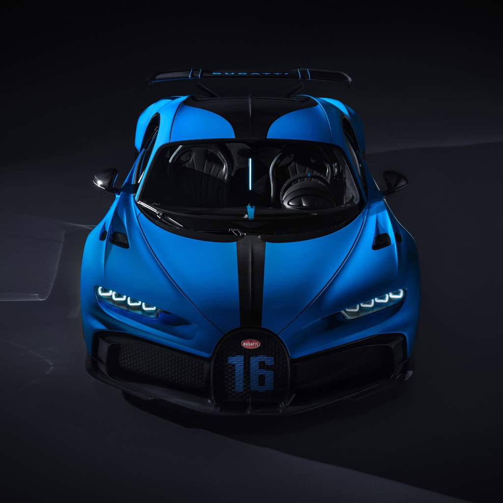 Спортивный автомобиль Bugatti Chiron Pur Sport 2020 года на сером фоне