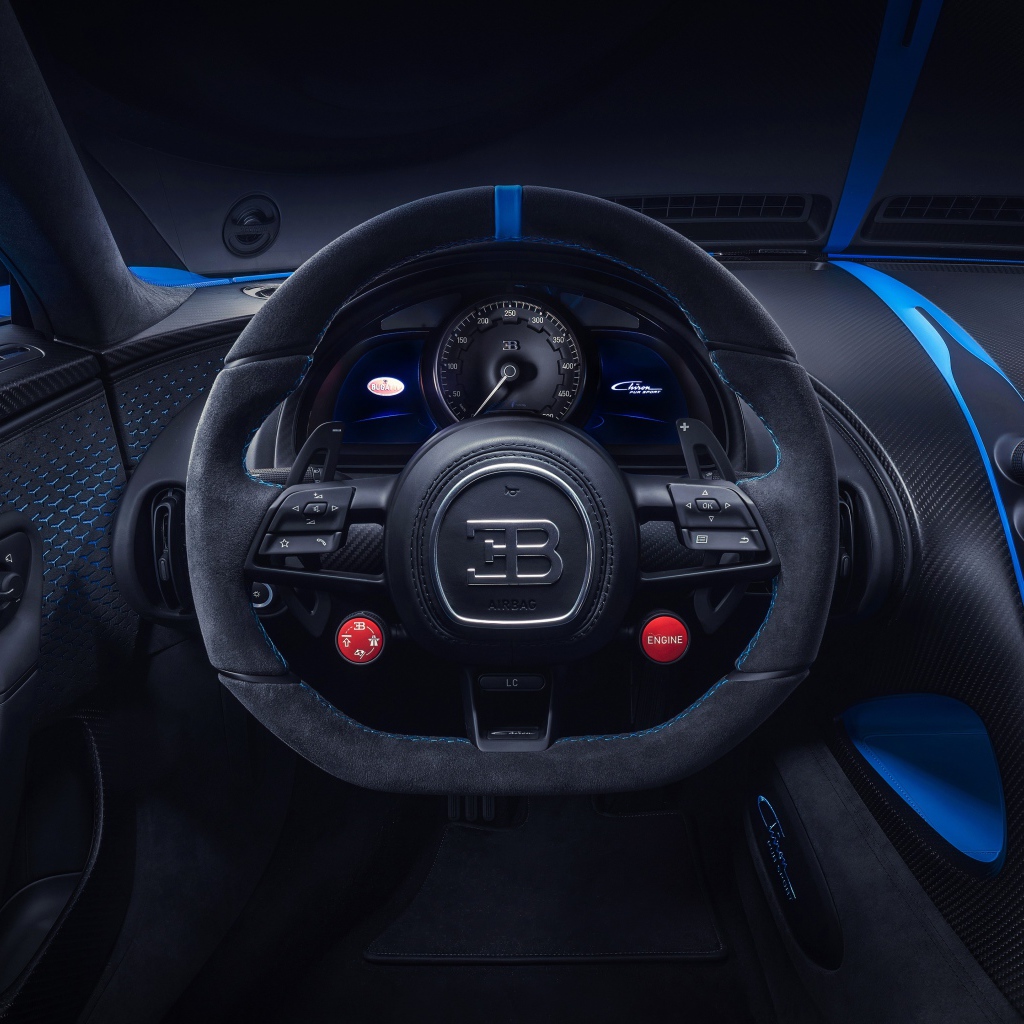 Черный салон автомобиля Bugatti Chiron Pur Sport 2020 года