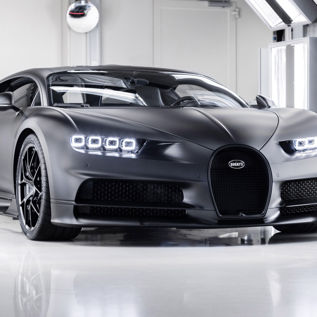 Автомобиль bugatti chiron 2020 года с включенными фарами