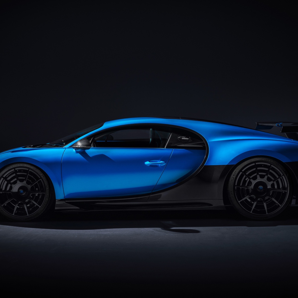 Быстрый автомобиль Bugatti Chiron Pur Sport 2020 года на сером фоне