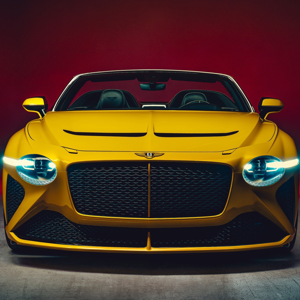 Желтый автомобиль Bentley Mulliner Bacalar 2020 года вид спереди