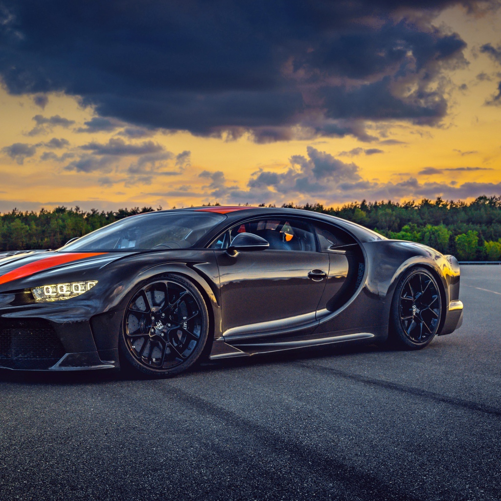 Черный автомобиль Bugatti Chiron 2019  года на фоне неба