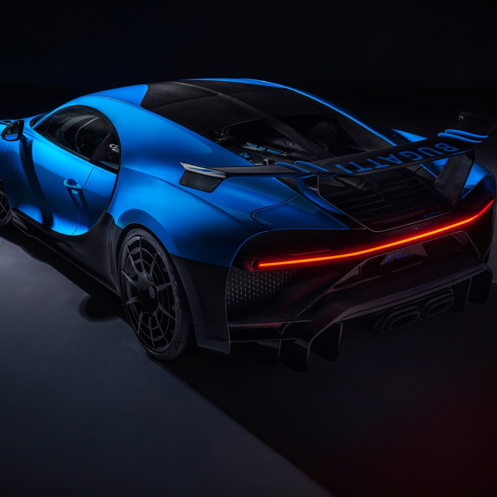Синий автомобиль Bugatti Chiron Pur Sport 2020 года вид сзади на черном фоне