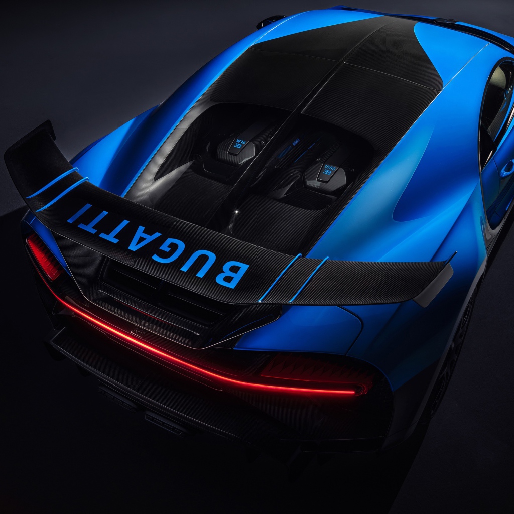 Голубой автомобиль Bugatti Chiron Pur Sport 2020 года вид сверху 