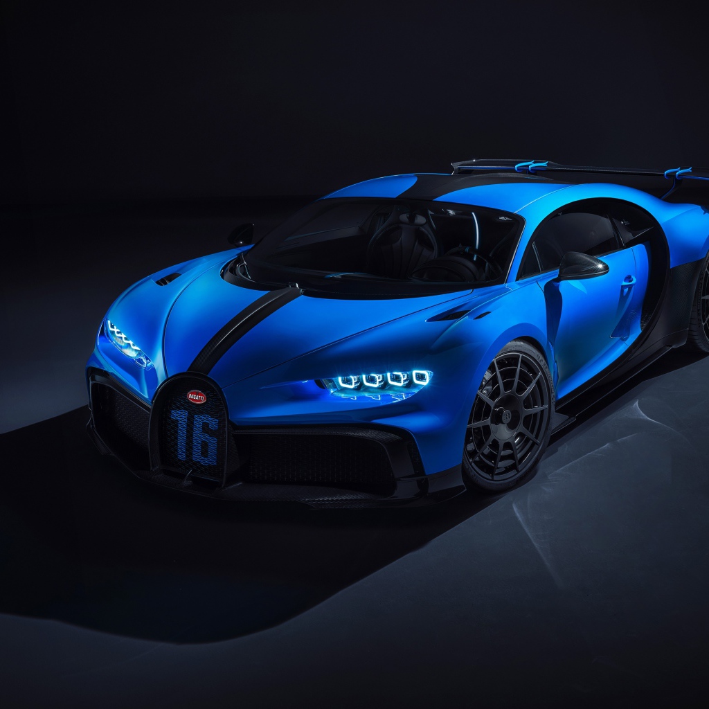 Синий автомобиль Bugatti Chiron Pur Sport 2020 года на сером фоне 