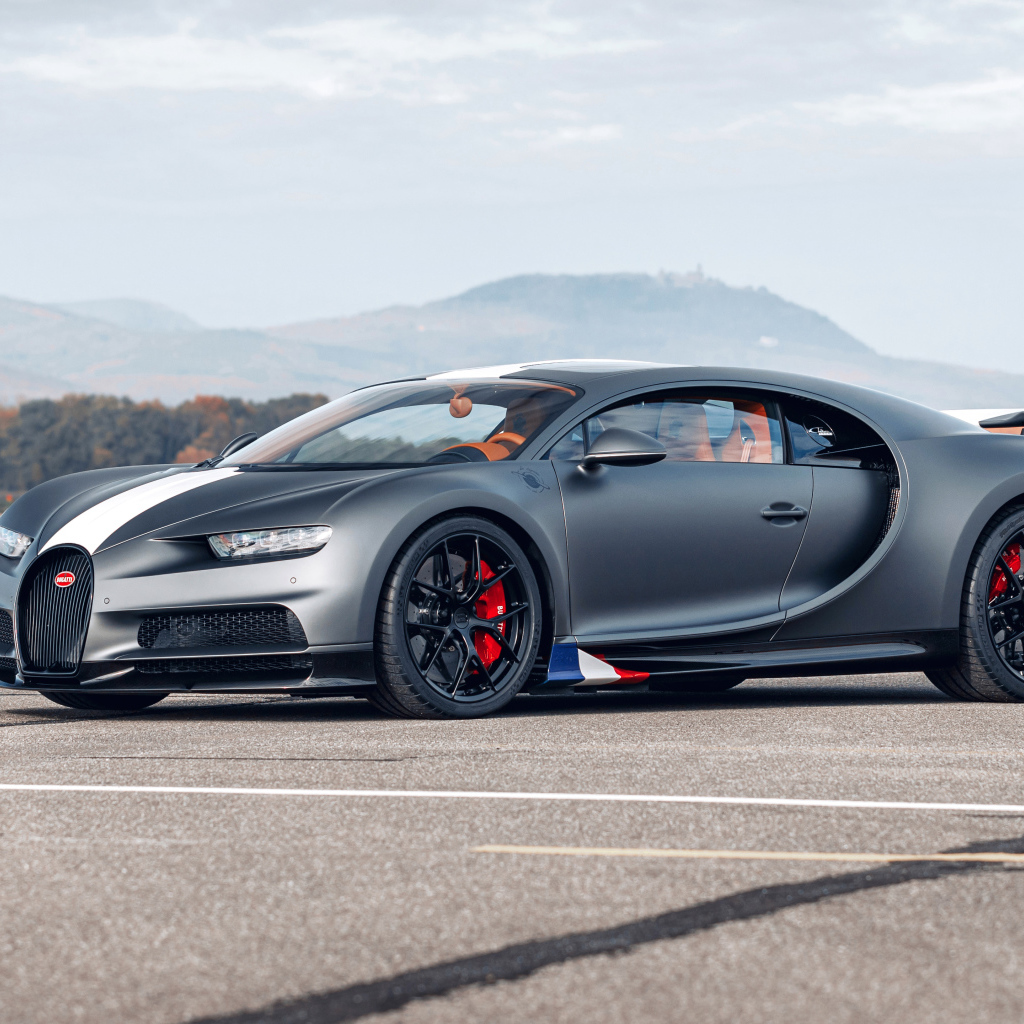 Дорогой серебристый спортивный автомобиль Bugatti Chiron