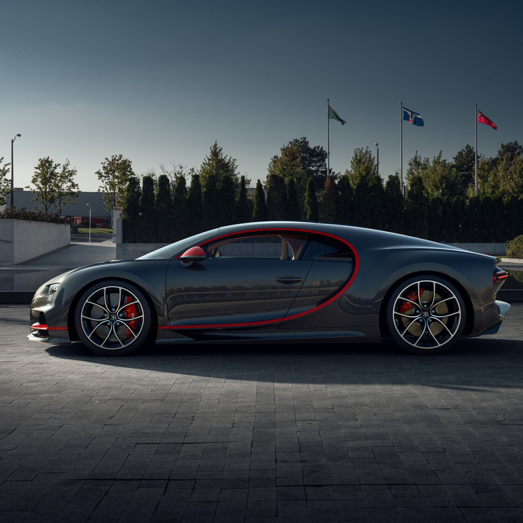 Серый автомобиль Bugatti Chiron CGI в парке