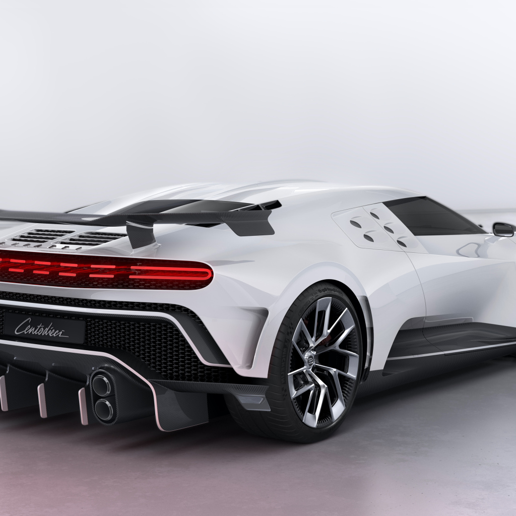 Белый автомобиль Bugatti Centodieci 2019 года вид сзади 
