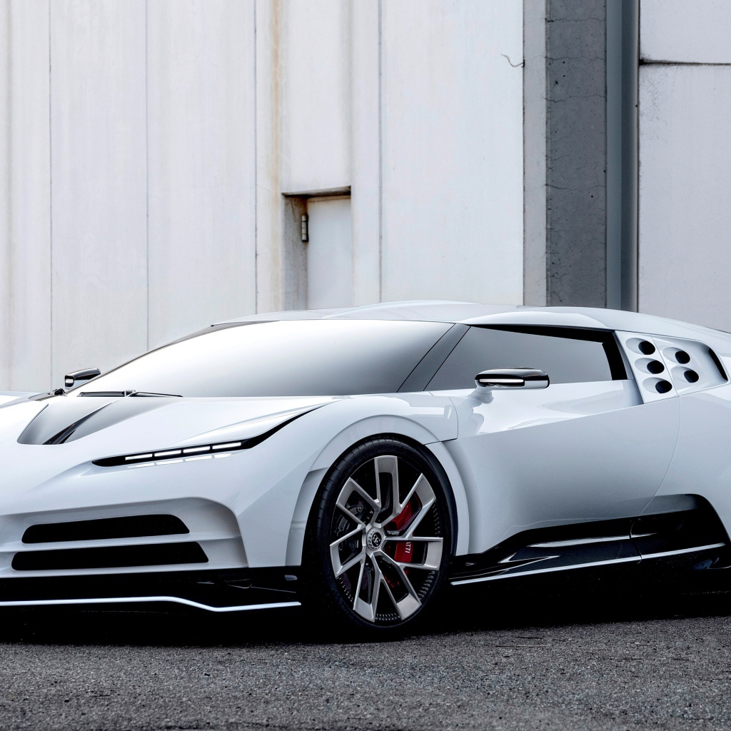 Белый автомобиль Bugatti Centodieci 2019 года у гаража
