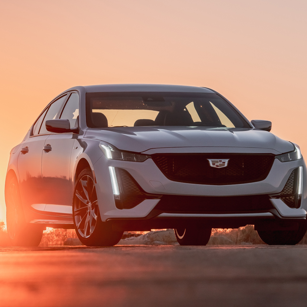 Автомобиль Cadillac CT5-V, 2020 года на фоне заката