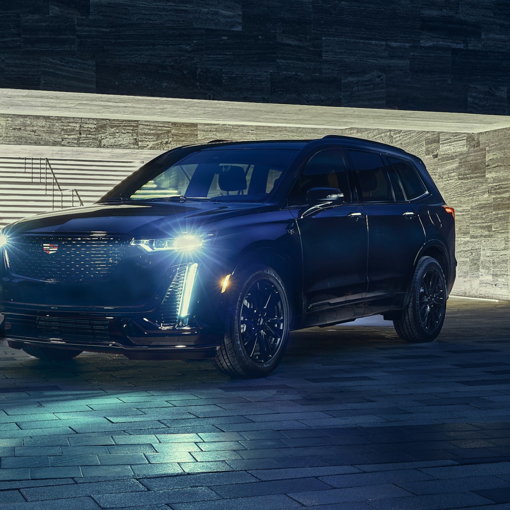 Черный кадилак Cadillac XT6 Midnight Edition 2020 года с включенными фарами 