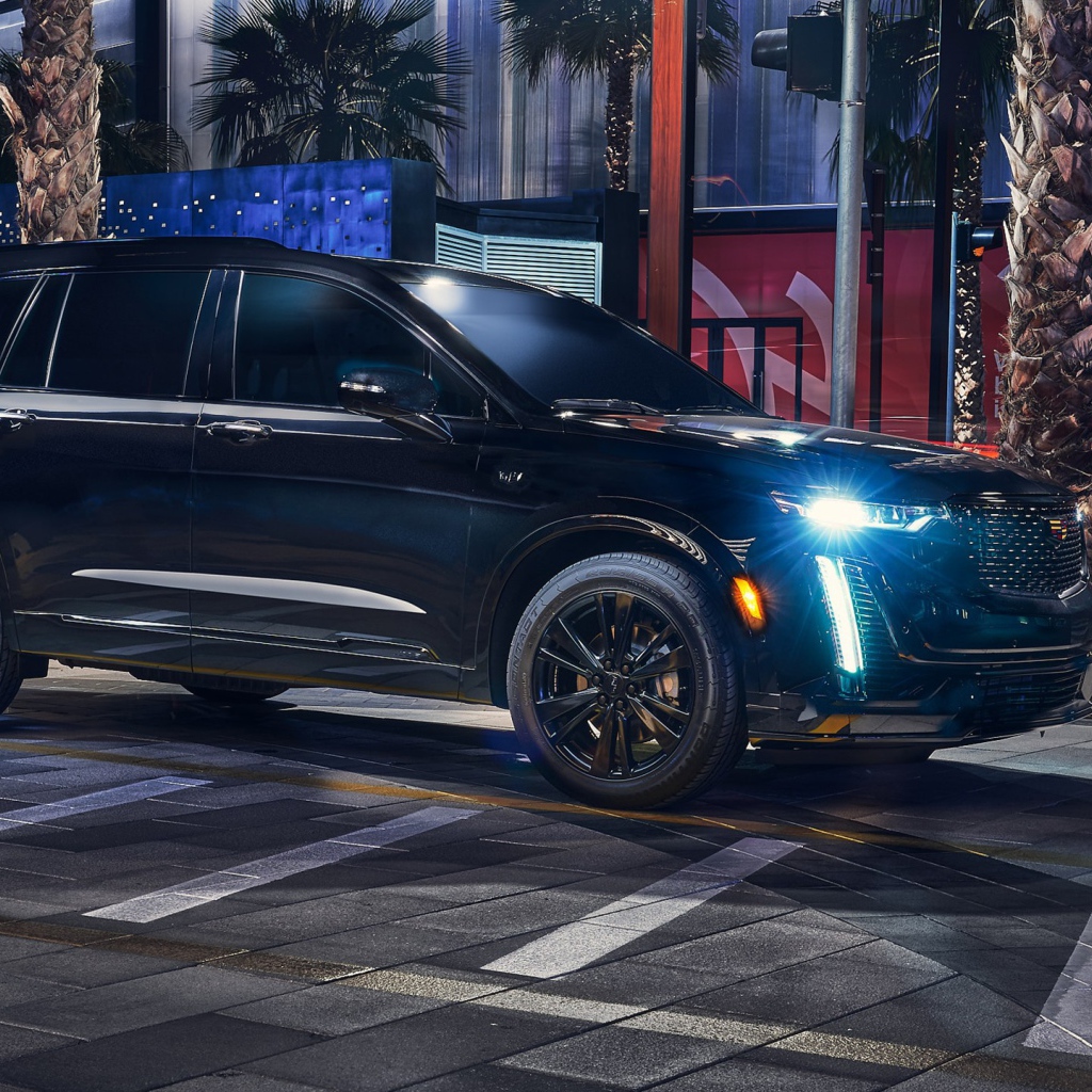 Большой черный Cadillac XT6 Midnight Edition 2020 года на ночной улице 