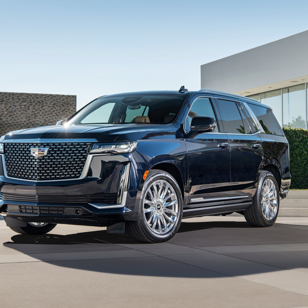 Большой дорогой Cadillac Escalade, 2021 года у дома