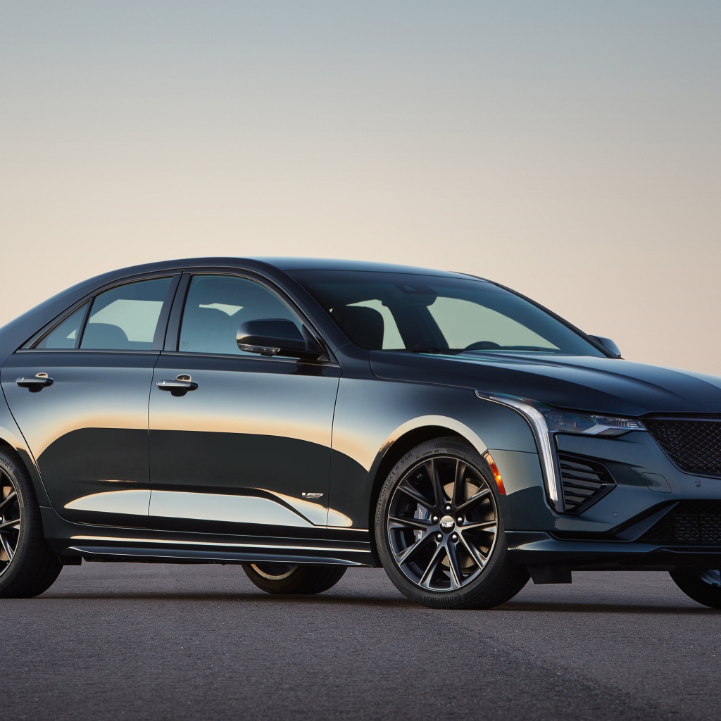 Автомобиль  Cadillac CT4-V, 2020 года на дороге 
