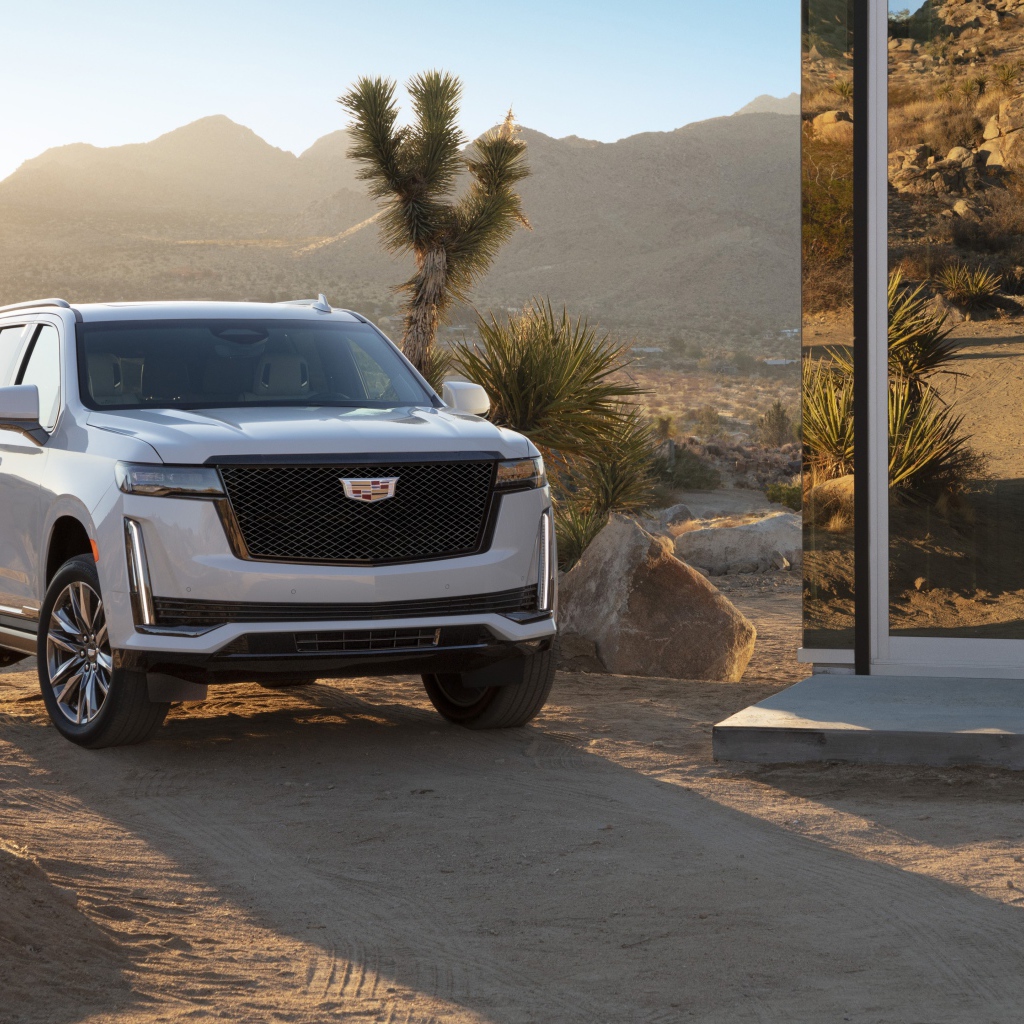 Внедорожник  Cadillac Escalade Platinum Sport, 2021 года у зеркального здания