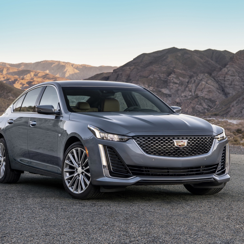 Серебристый автомобиль Cadillac CT5 Premium, 2020 года на фоне гор 