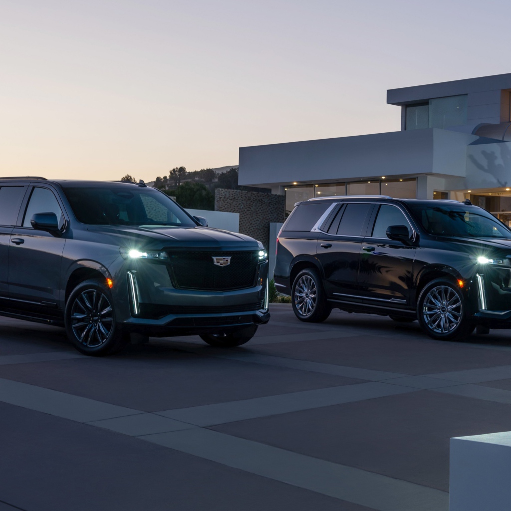 Два дорогих автомобиля  Cadillac Escalade, 2021 года у дома