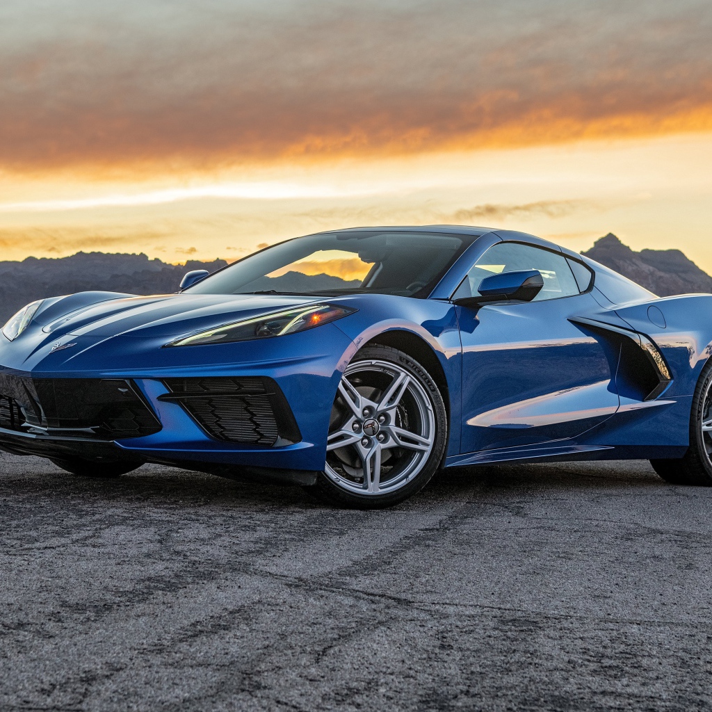 Синий автомобиль  Chevrolet Corvette Stingray, 2020 года на закате