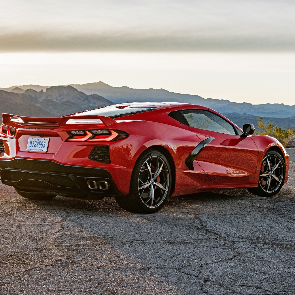 Красный автомобиль  Chevrolet Corvette Stingray Z51, 2020 года в лучах солнца