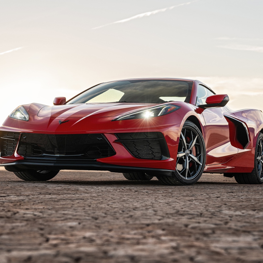 Красный автомобиль  Chevrolet Corvette Stingray Z51, 2020 года с включенными фарами