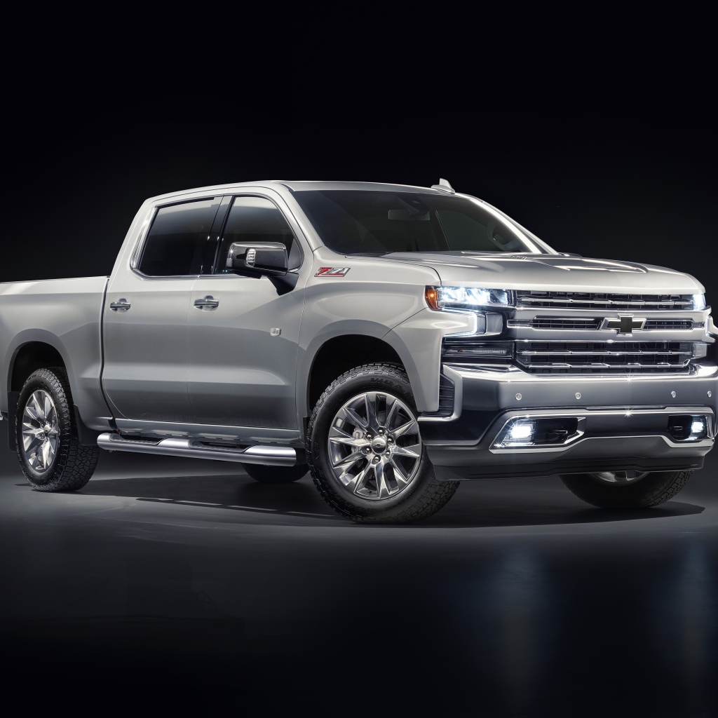 Серебристый автомобиль Chevrolet Silverado 1500 LTZ Z71 Premium Edition 2020 года на черном фоне