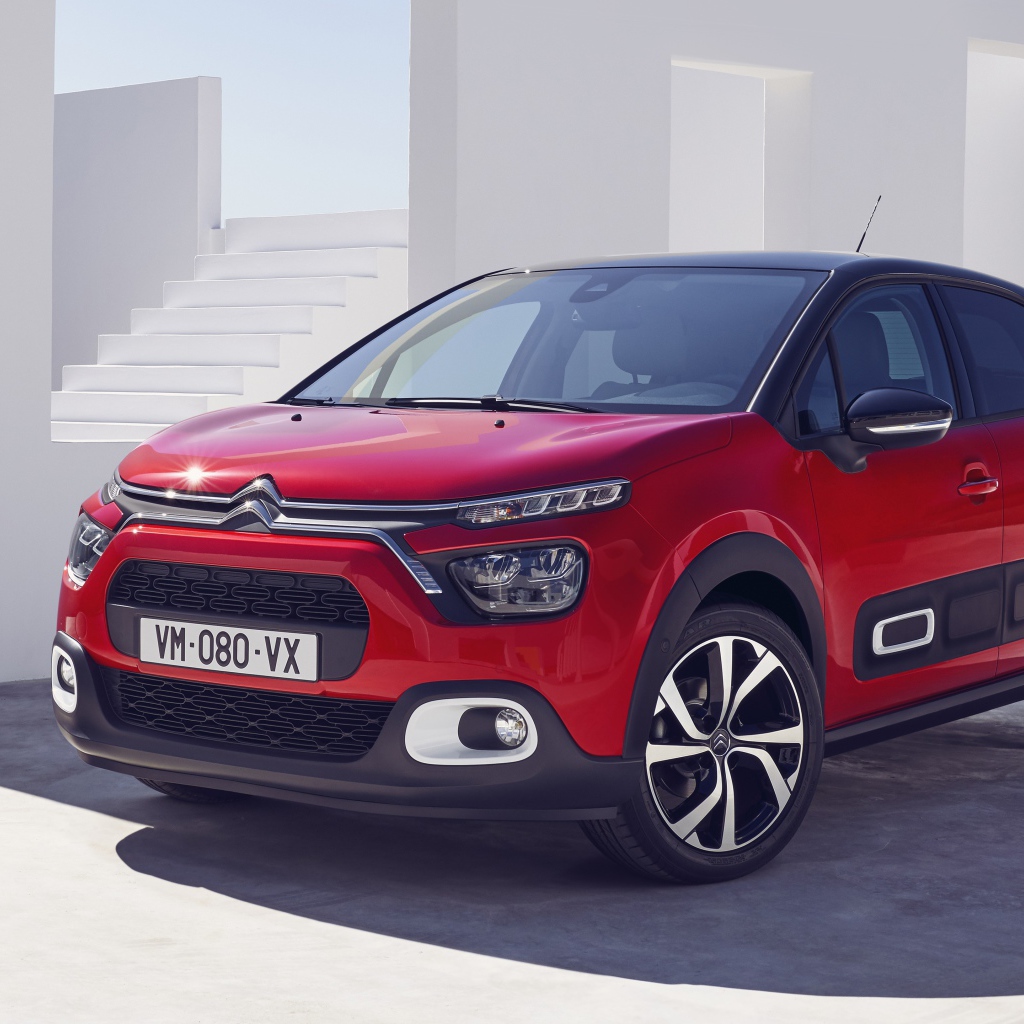Красный внедорожник Citroen C3, 2020 года в лучах солнца