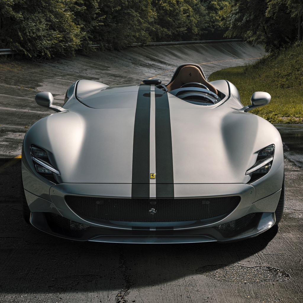 Серебристый кабриолет  Ferrari Monza SP1 2020 года на мокрой трассе 