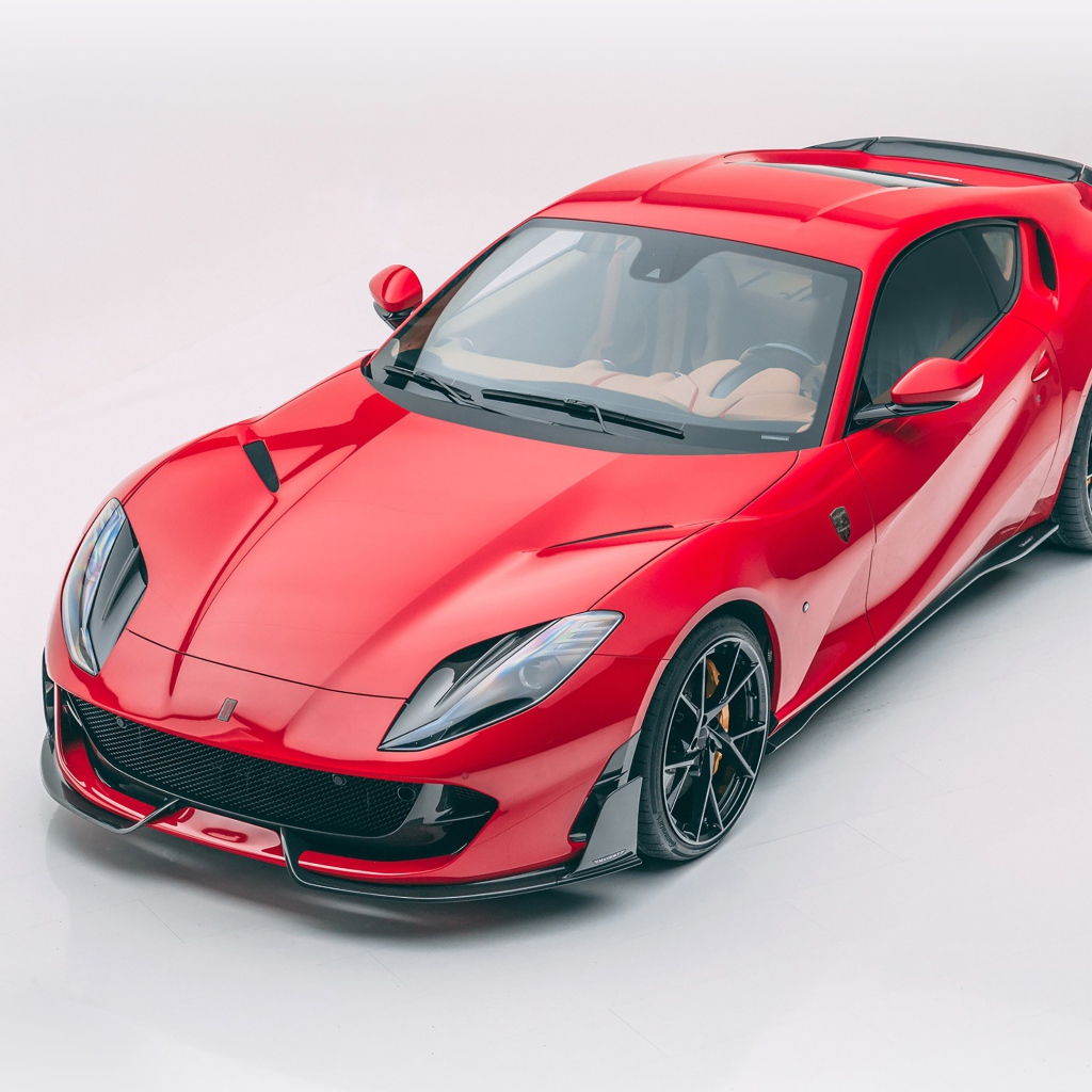Красный автомобиль Mansory Ferrari 812 Superfast Soft Kit 2020 года
