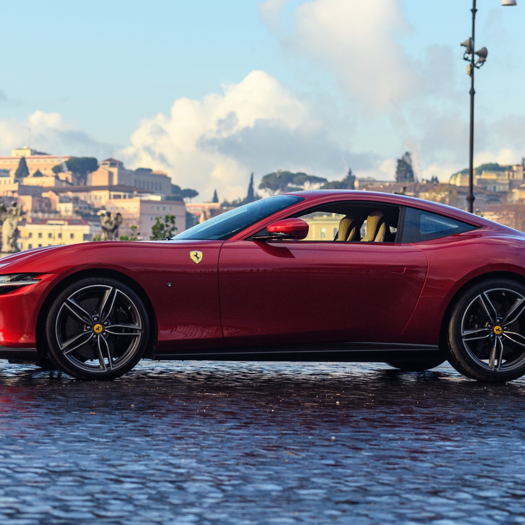 Красный автомобиль Ferrari Roma 2020 года в городе 