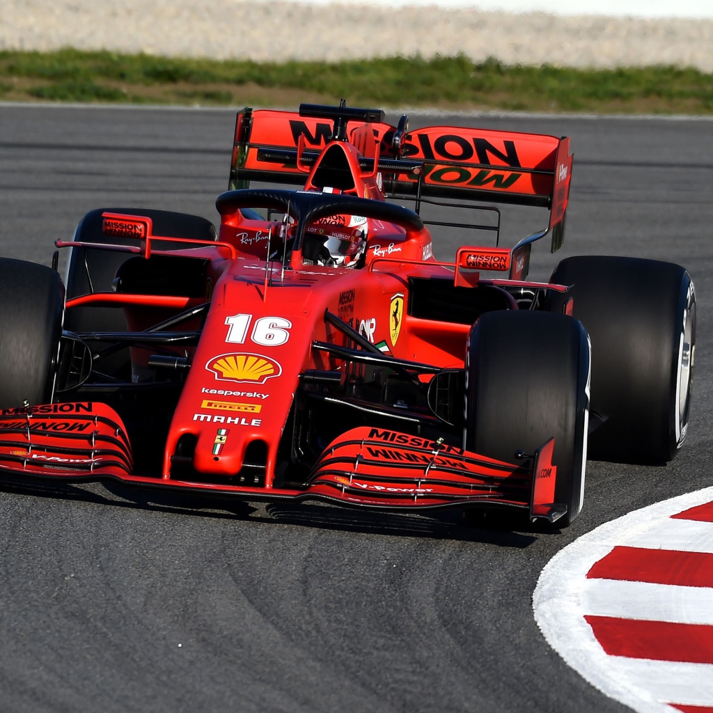 Красный гоночный автомобиль Ferrari SF1000 2020 года на трассе 