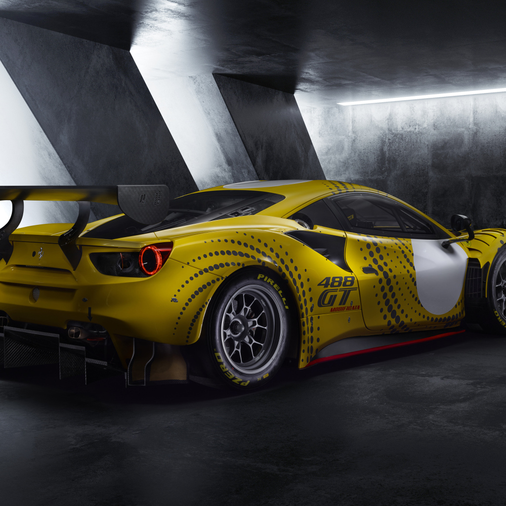 Гоночный автомобиль Ferrari 488 GT Modificata 2021 года у серой стены