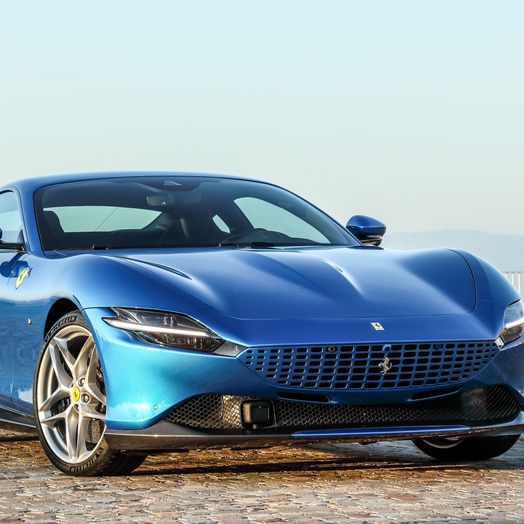 Синий быстрый автомобиль Ferrari Roma 2021 года 