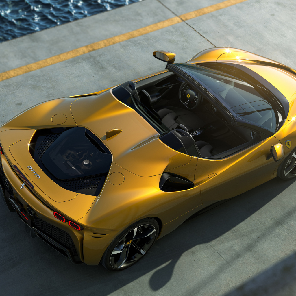 Золотистый автомобиль Ferrari SF90 Spider 2021 года вид сверху