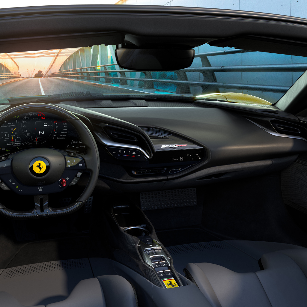 Черный салон автомобиля Ferrari SF90 Spider 2021 года
